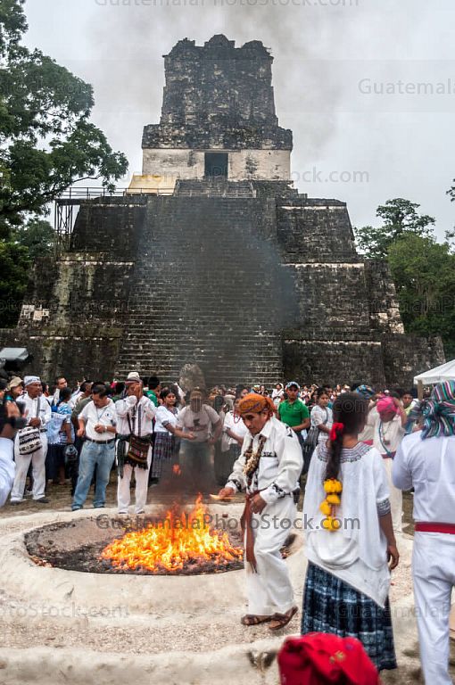 Sacerdotes mayas en la celebración del Bak´tun 13