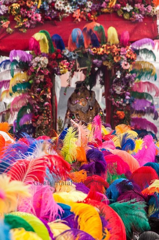Bailadores tras la procesión de Santo Tomas en Chichicastenango