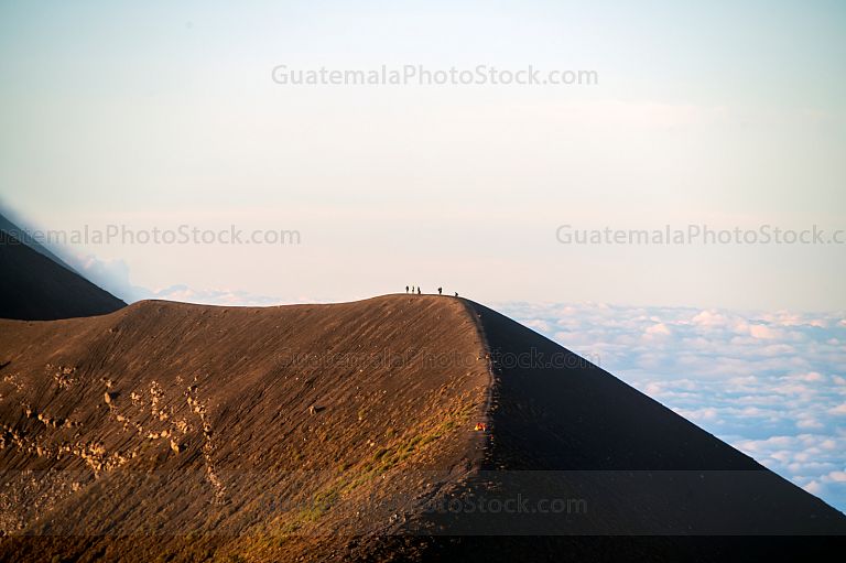 Turistas en el camello del Volcán de Fuego
