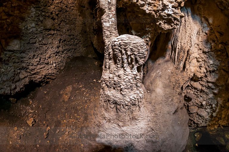 Estalagmita en la cueva de los reyes