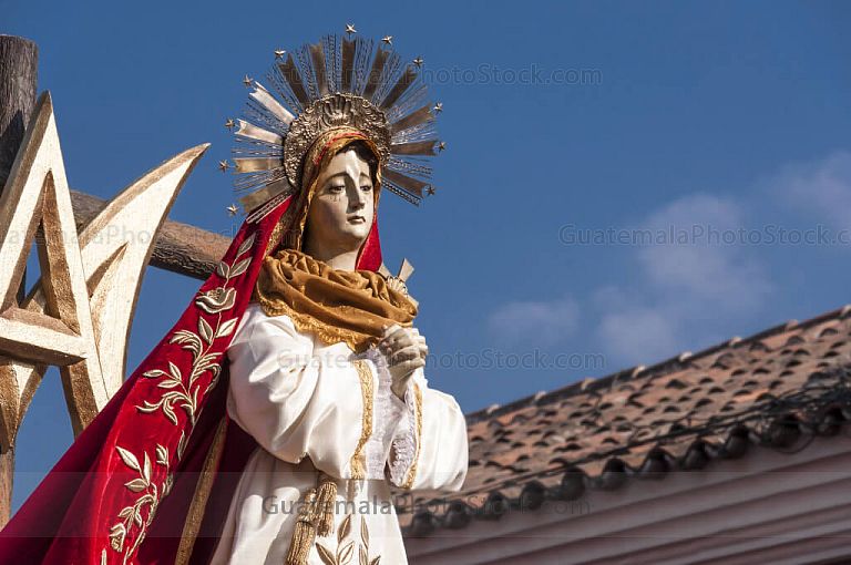 Imagen de Virgén Dolorosa que acompaña un cortejo procesional