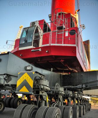 Grua que descarga contenedores en Puerto Quetzal