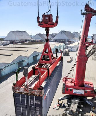 Descarga de contenedores en Puerto Quetzal