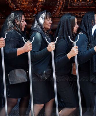 Cargadoras anda de la Virgen Dolorosa, Procesion de la Reseña