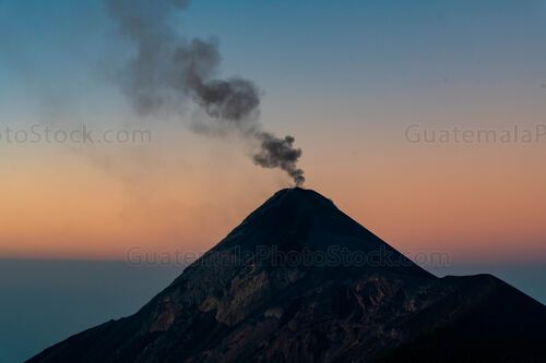 Amanecer frente al Volcán de Fuego