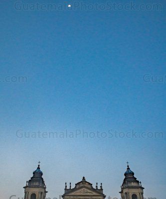 Catedral y la luna