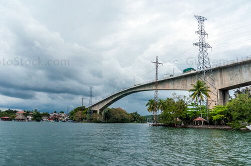 Puente sobre Río Dulce