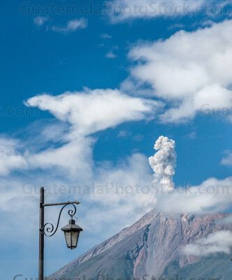 Volcan de Fuego y Farolito de la Antigua Guatemala