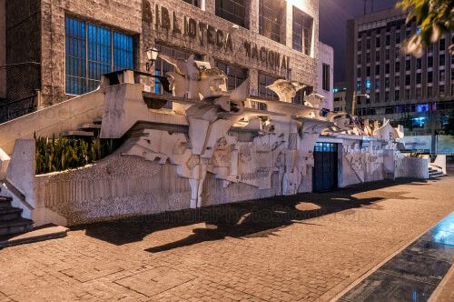 Vista lateral de la fachada del edificio de la Biblioteca Nacional