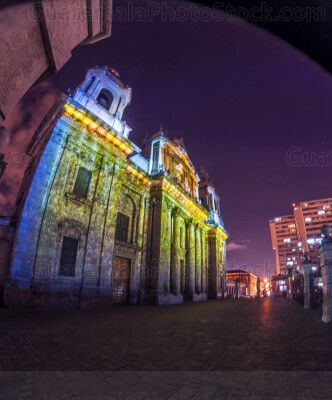 Mapping iluminando atrio y fachada de Catedral Metropolitana