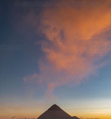 Atardecer frente al Volcán de Fuego