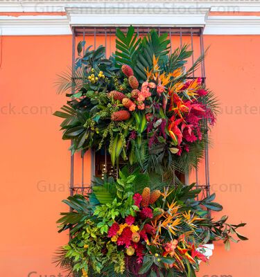 Balcón decorado con flores