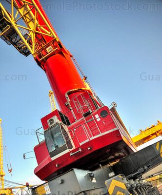 Grua que descarga contenedores en Puerto Quetzal