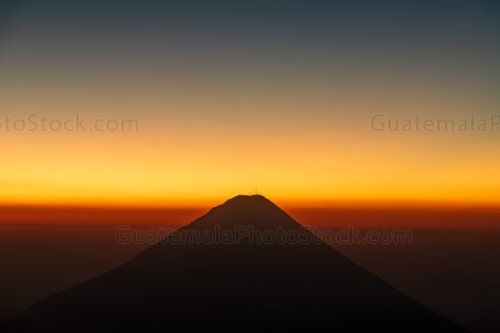 Volcán de agua al amanecer