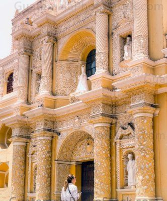 Turista en la fachada de La Merced Antigua Guatemala