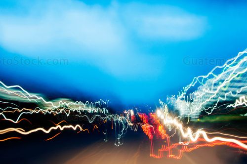 Luces abstractas en la carretera