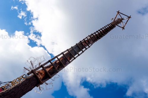 Palo de los voladores en Chichicastenango