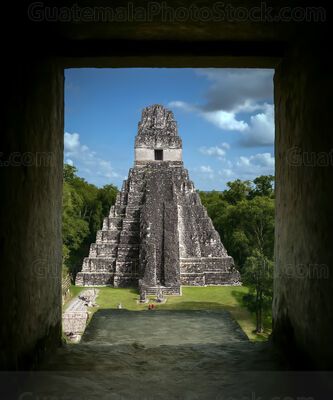 Vista majestuosa del Templo I de Tikal desde el interior del Templo II