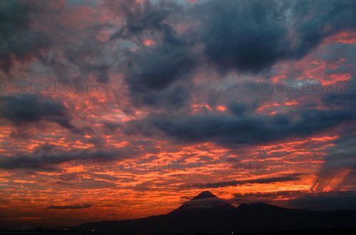 Atardecer con la cadena Volcánica central