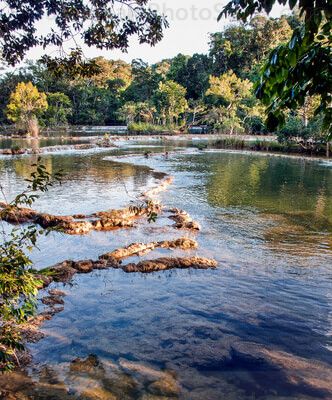 Las Monjas en el Río Machaquila