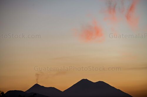Atarecer sobre los volcanes