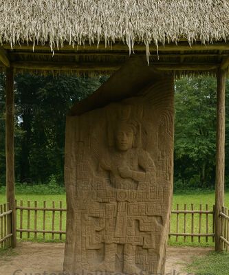 Escultura de gobernante maya en Estela ceremonial, Quiriguá