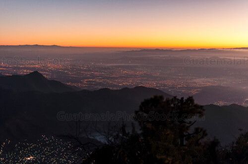 Amanecer sobre la Ciudad de Guatemala
