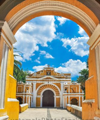 Fachada y atrio de El Calvario