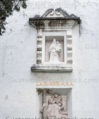 Esculturas en las paredes traseras del Torreón frente al Fachada del Santuario de la Virgen del Cerr