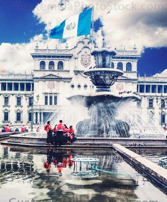Fuente Luminosa en la Plaza de la Constitución