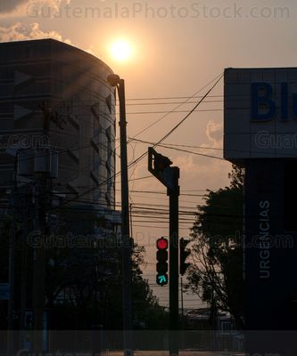 Atardecer entre edificio y cables, Avenida Las Americas