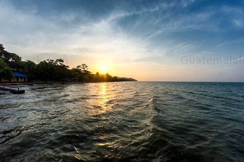 Atardecer en Playa Salvador Gaviota, Quehueche, Livingston, Izabal.