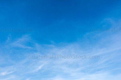 Leves formaciones nubosas