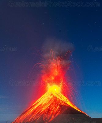 Erupción nocturna del Volcán de Fuego