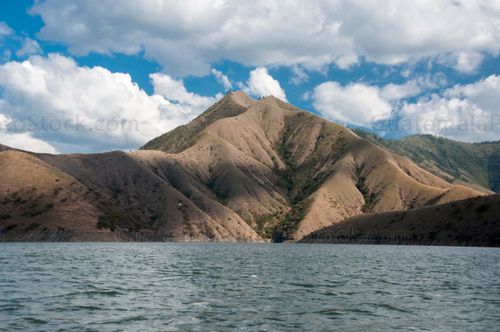 Paisaje del embalse de la hidroeléctrica Chixoy