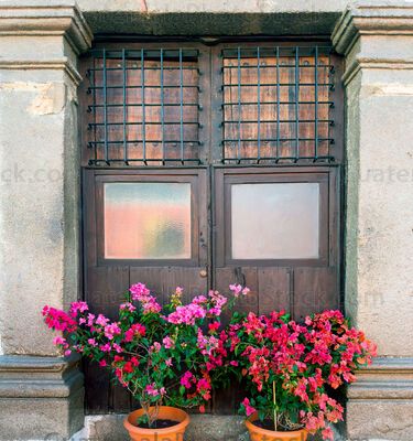 Balcón decorado con flores