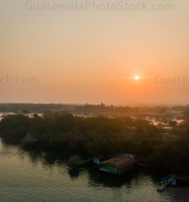 Amanecer en el puente de Río Dulce