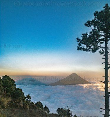 Volcanes, Acatenango y sombra del Volcán de Agua