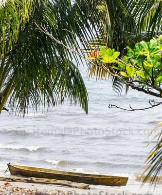 Canoa de pescadores en el mar caribe