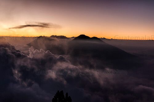 Atardecer sobre la cadena volcanica central