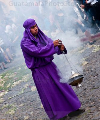 Cucurucho incesariando la via de la procesión