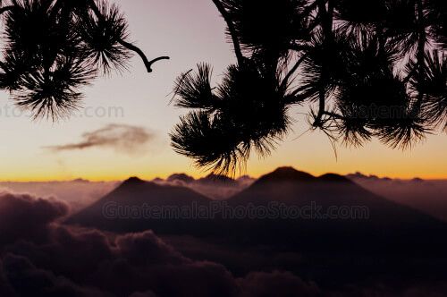 Volcán de Fuego y Volcán Acatenango