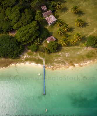 Vista aérea de la Playa Tres Naciones, Lago Petén Itzá