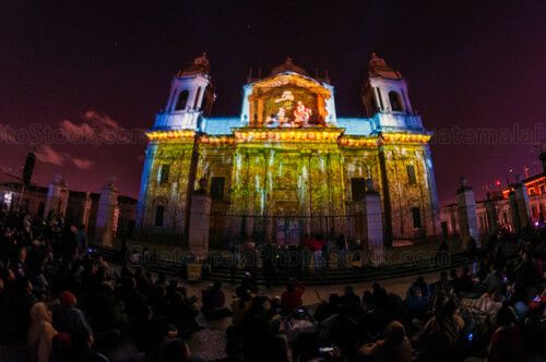 Fachada de Catedral Metropolitana iluminada por Mapping