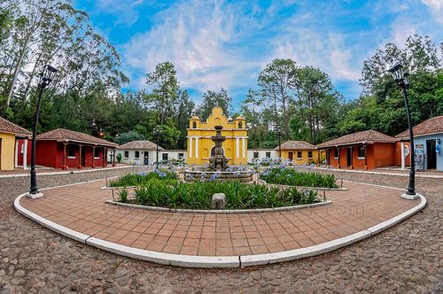 Plaza colonial en el Parque Naciones Unidas