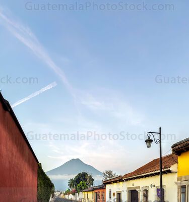 Calle empedrada con vista al Volcán de Agua, Antigua Guatemala