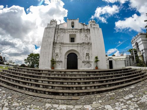 Fachada de la iglesia del Cerrito del Carmen