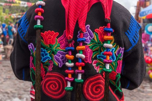 Cofrade en traje de gala en Chichicastenango