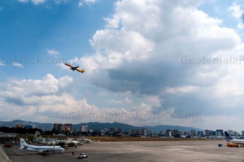 Aeropuerto Internacional La Aurora