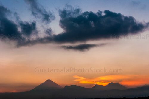Atardecer sobre la cadena volcánica central